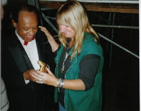 001 - Lionel Hampton krijgt een gouden beeld van Ingrid.jpg